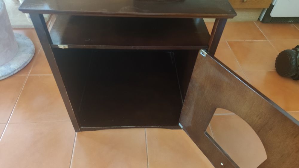 Móvel madeira no WC gato