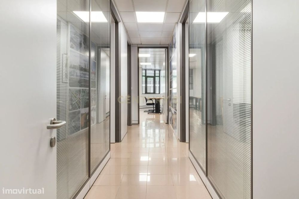 Escritório moderno com 5 Salas e 2 lugares de Parqueamento, junto ao M