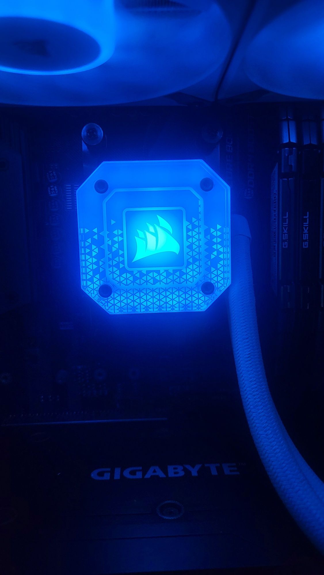 Cooler Líquido 240mm - Corsair iCUE H100i Elite Capellix XT Branco – R
