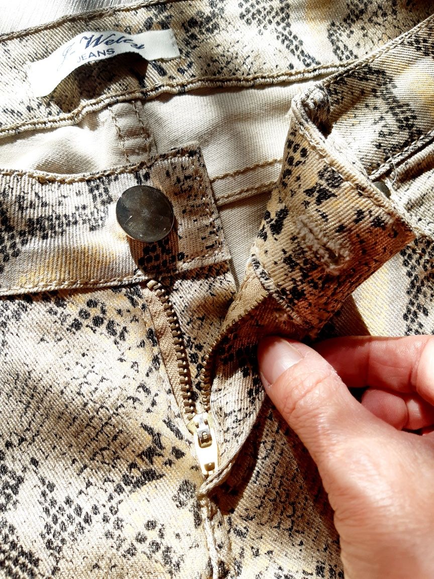 Spodnie dżinsy damskie w modny wężowy print M/38