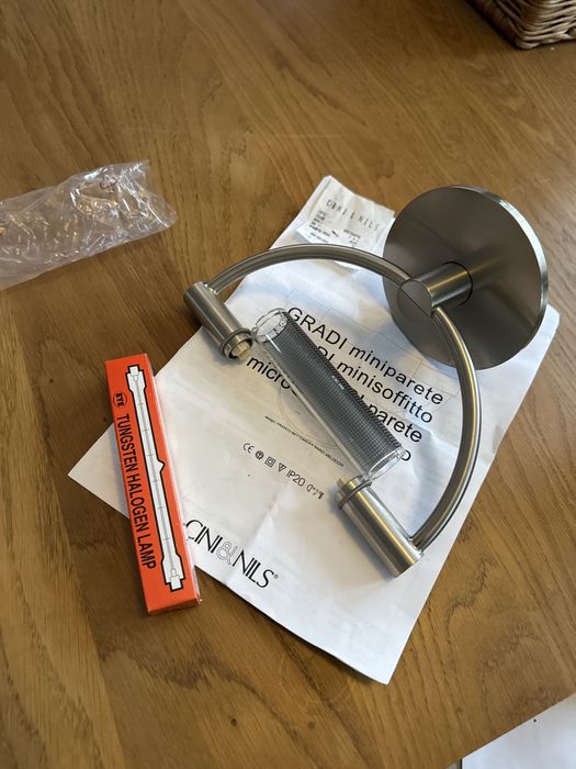 Kinkiet stal nierdzwna i szklo zarowka w komplecie