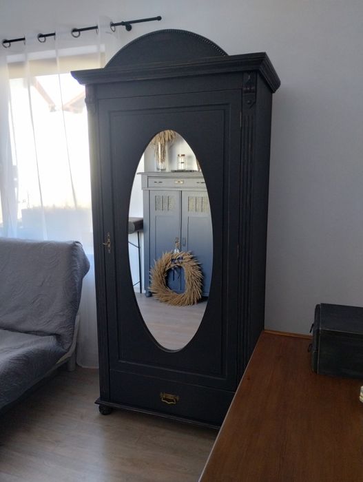 Szafa jednodrzwiowa drewniana z lustrem i koroną