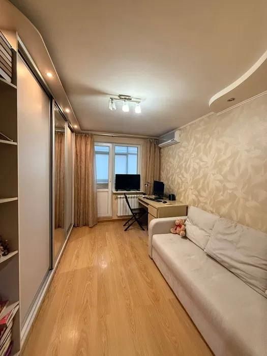 2к.кв. з ремонтом, поруч метро, р-н Одеська