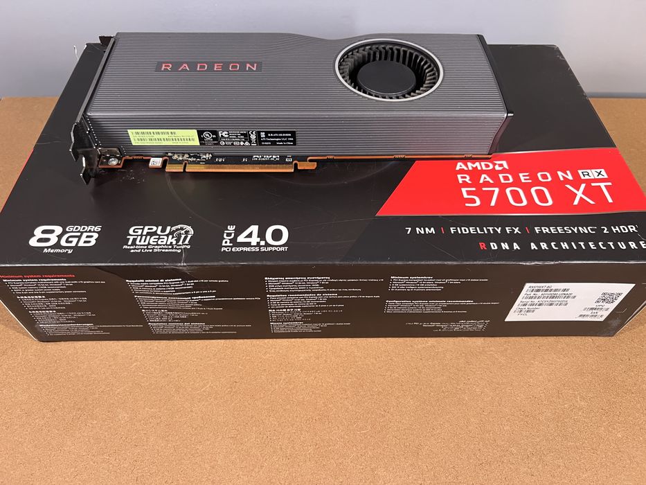 Radeon RX5700 xt -asus z pudełkiem