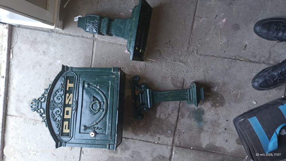 Skrzynka na Listy na Wysokiej Nodze Zielona Vintage z Żeliwa