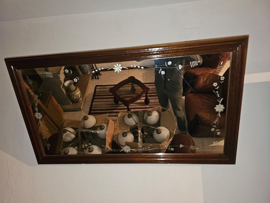Espelho decorativo clássico em madeira e vidro