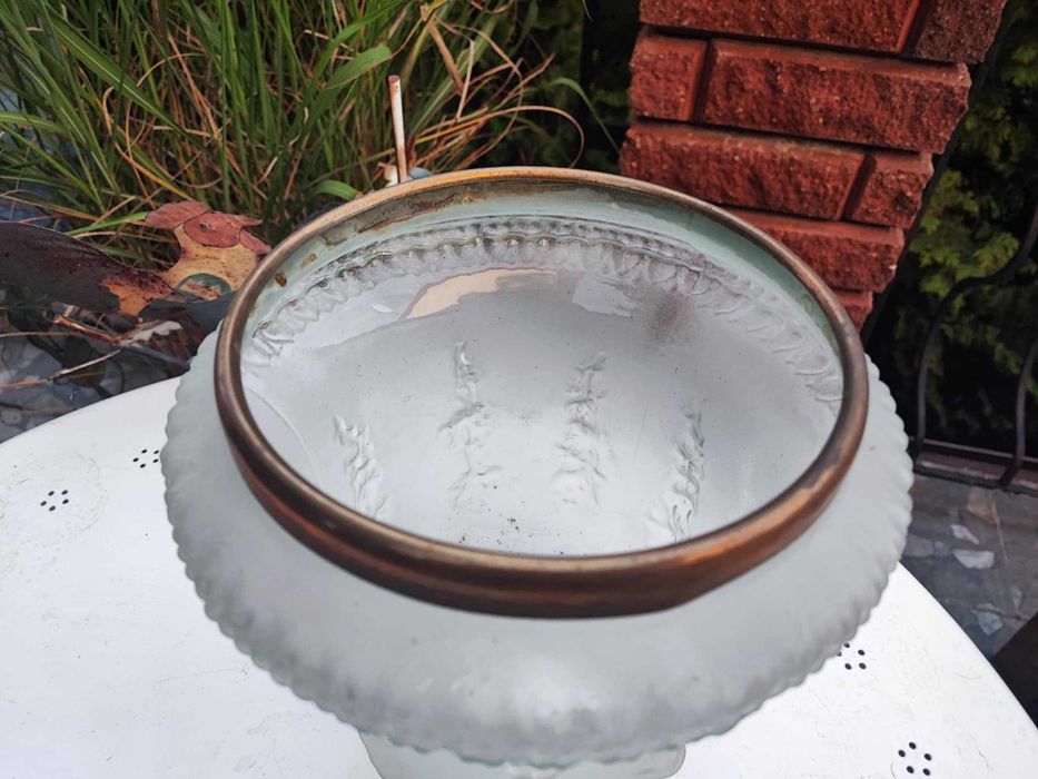 Klosz szklany,obręcz mosiężna,na naftowa,lata 70,śr.montażowa 8,8 cm.