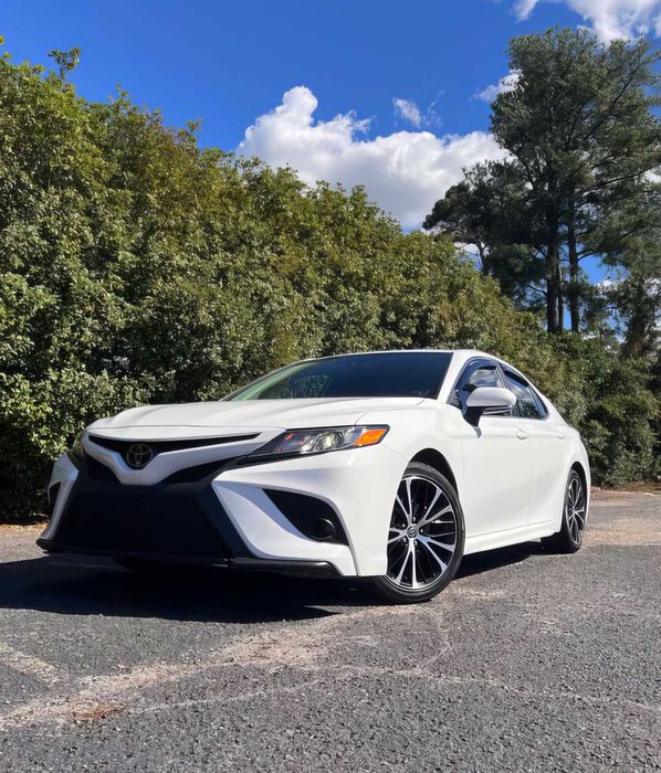 Toyota Camry SE      2020