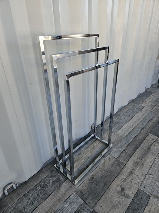 Chromowany stojak na ręczniki