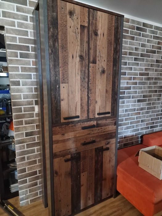 Szafa z półkami i szufladami