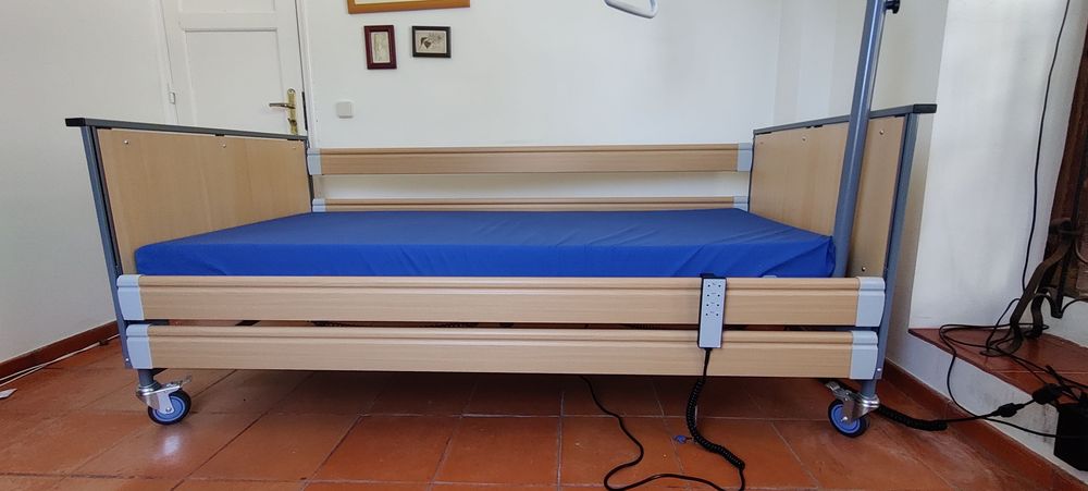 Cama Hospitalar Elétrica C/ Elevação - Colchão incluido - COMO NOVO