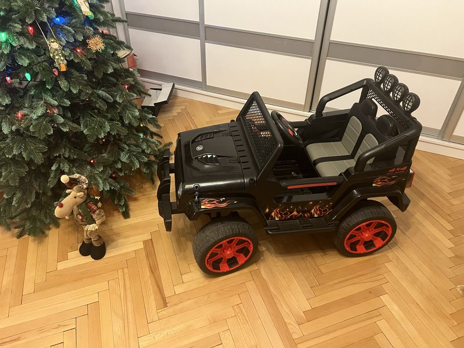 Джип дитячий з музикою і на пульті, ідеальний стан, гаражне утримання)