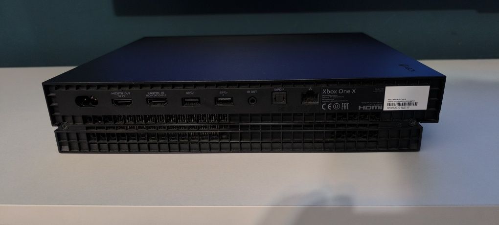 Xbox one X 1TB + 2 pady