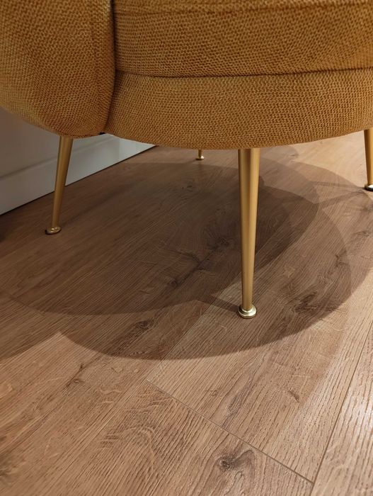 Cadeirão amarelo KINDA, com pés em dourado