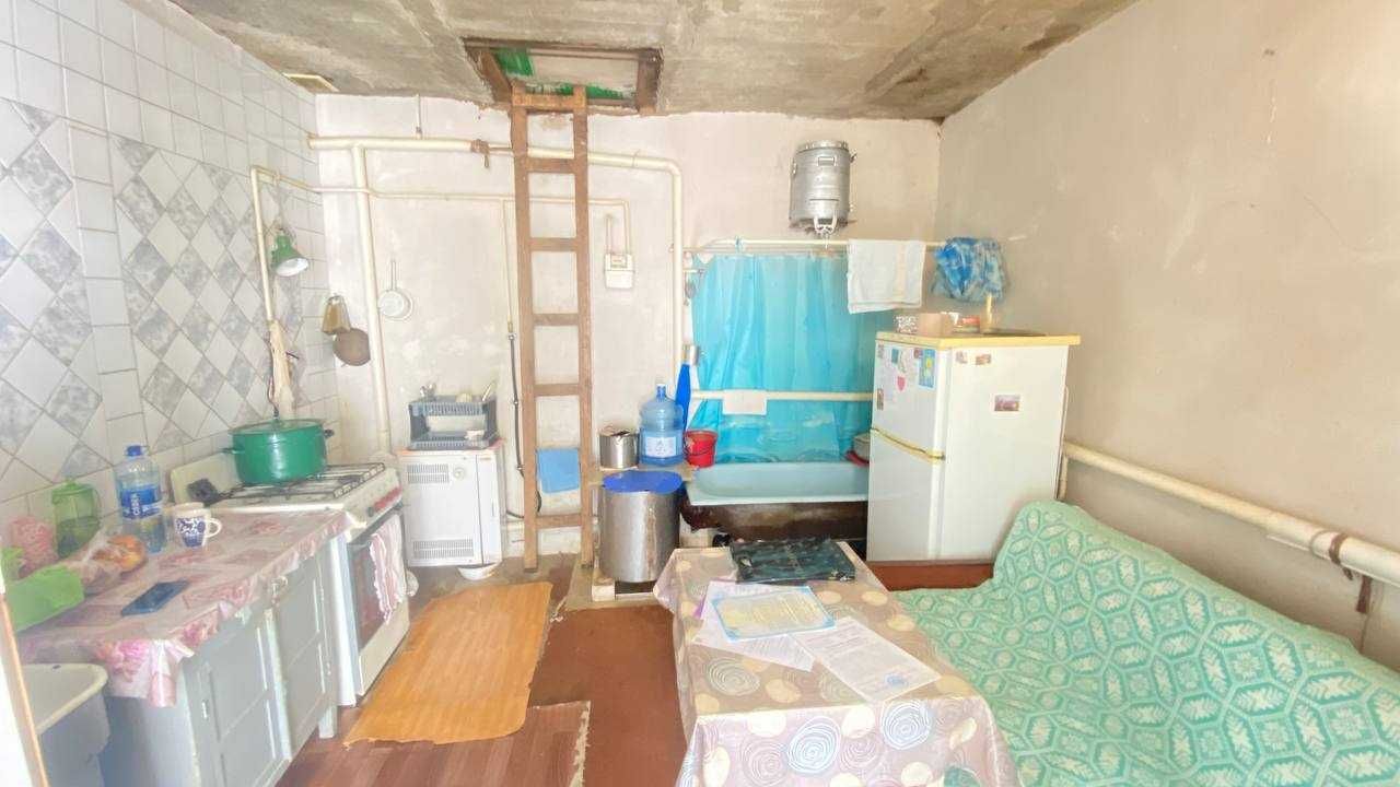 Продаж невеличкого будинка  з земельною ділянкою біля пруда, Лідне