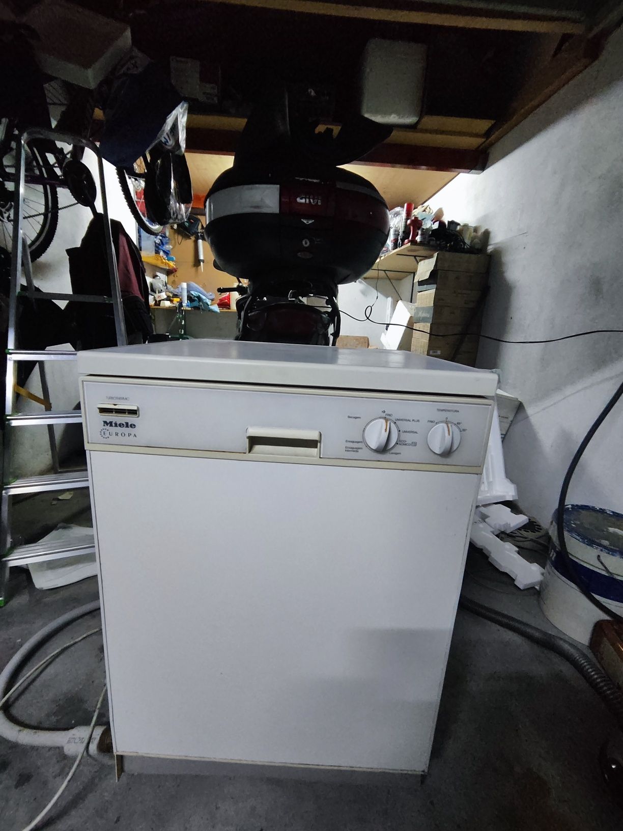 Máquina de lavar louça  a funcionar bem sem tabuleiros  marca Miielle