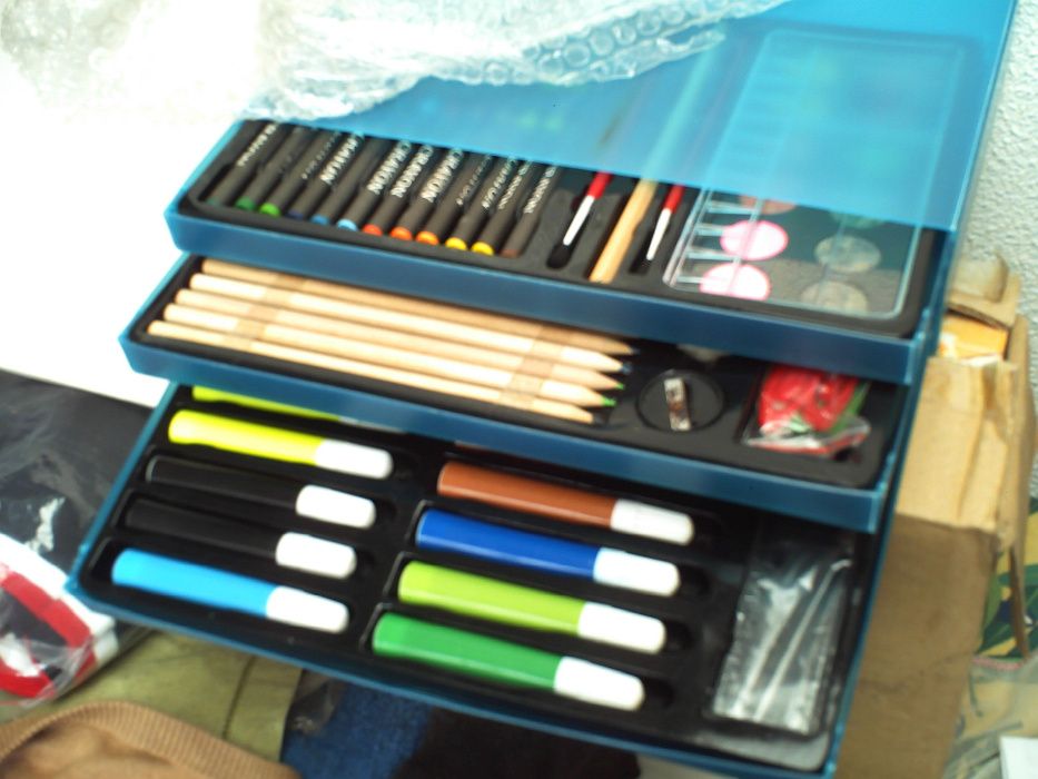 Caixa com canetas filtros , lapis cera , lapis de cor e pintura nova