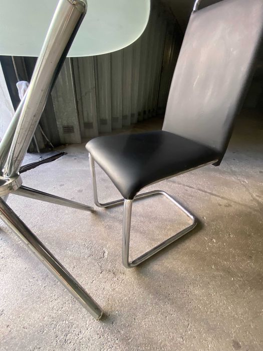 Conjunto de Mesa redonda de vidro e cadeira preta