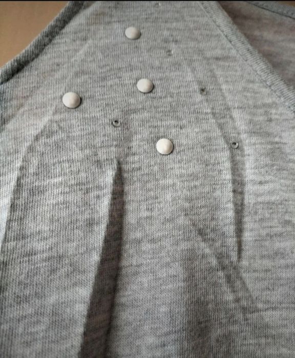 Koszulka z wycięciami na ramionach