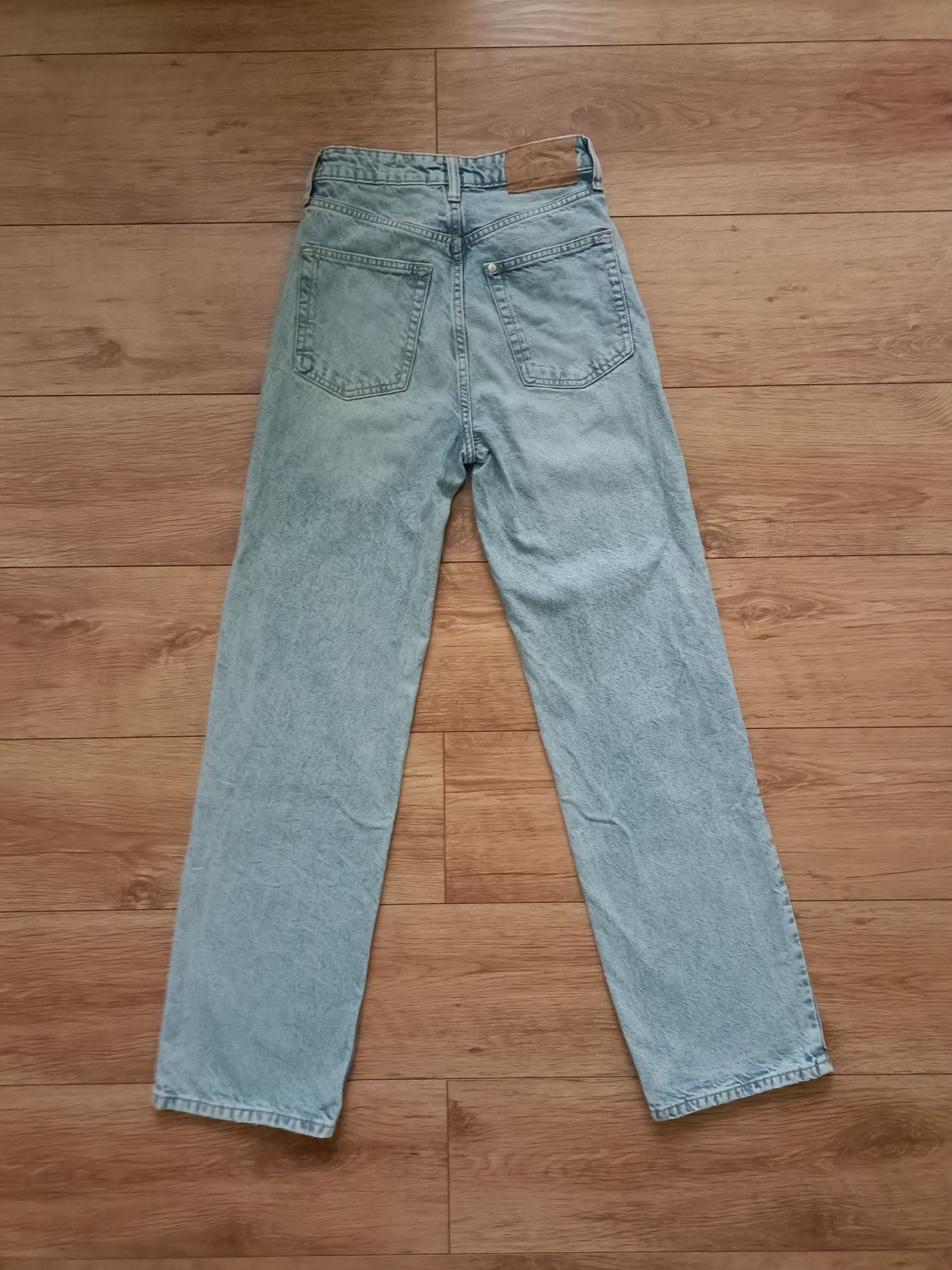 Niebieskie jeansy wide leg