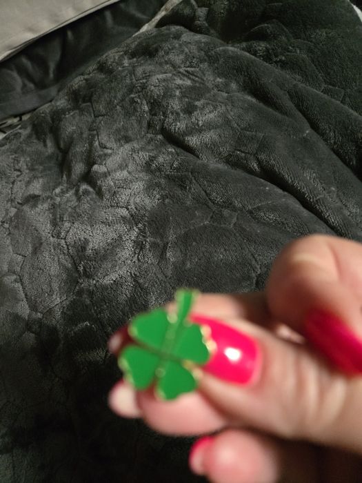 Przypinka koniczynka.