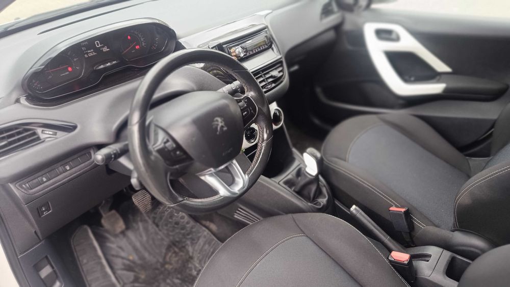 PEUGEOT 208 Benzyna 2014 rok zarejestrowany