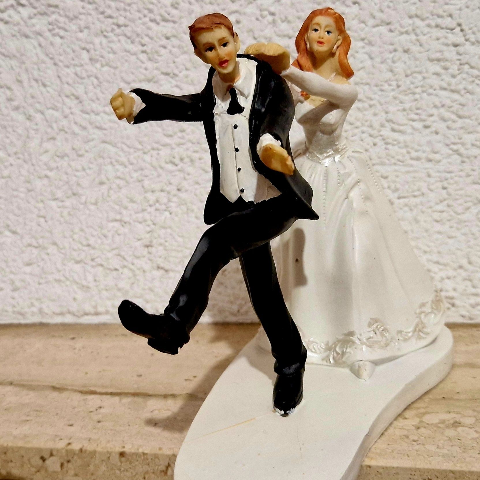 Figurka na tort "Uciekający Pan młody"