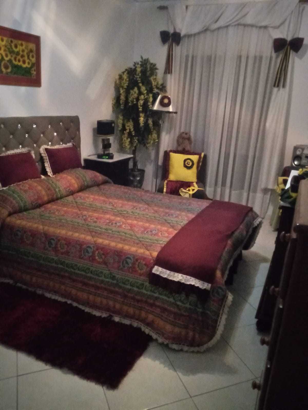 Quarto no centro da cidade todo mobilado com despesas incluídas.