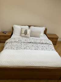 Ліжко двоспальне деревяне, матрас і тумбочки