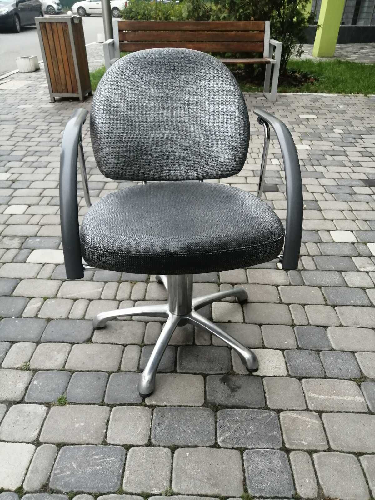 Продам перукарське крісло Ceriotti