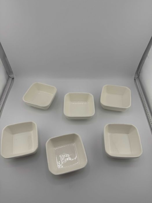 Zestaw małych porcelanowych miseczek ceramicznych na sos sojowy sushi