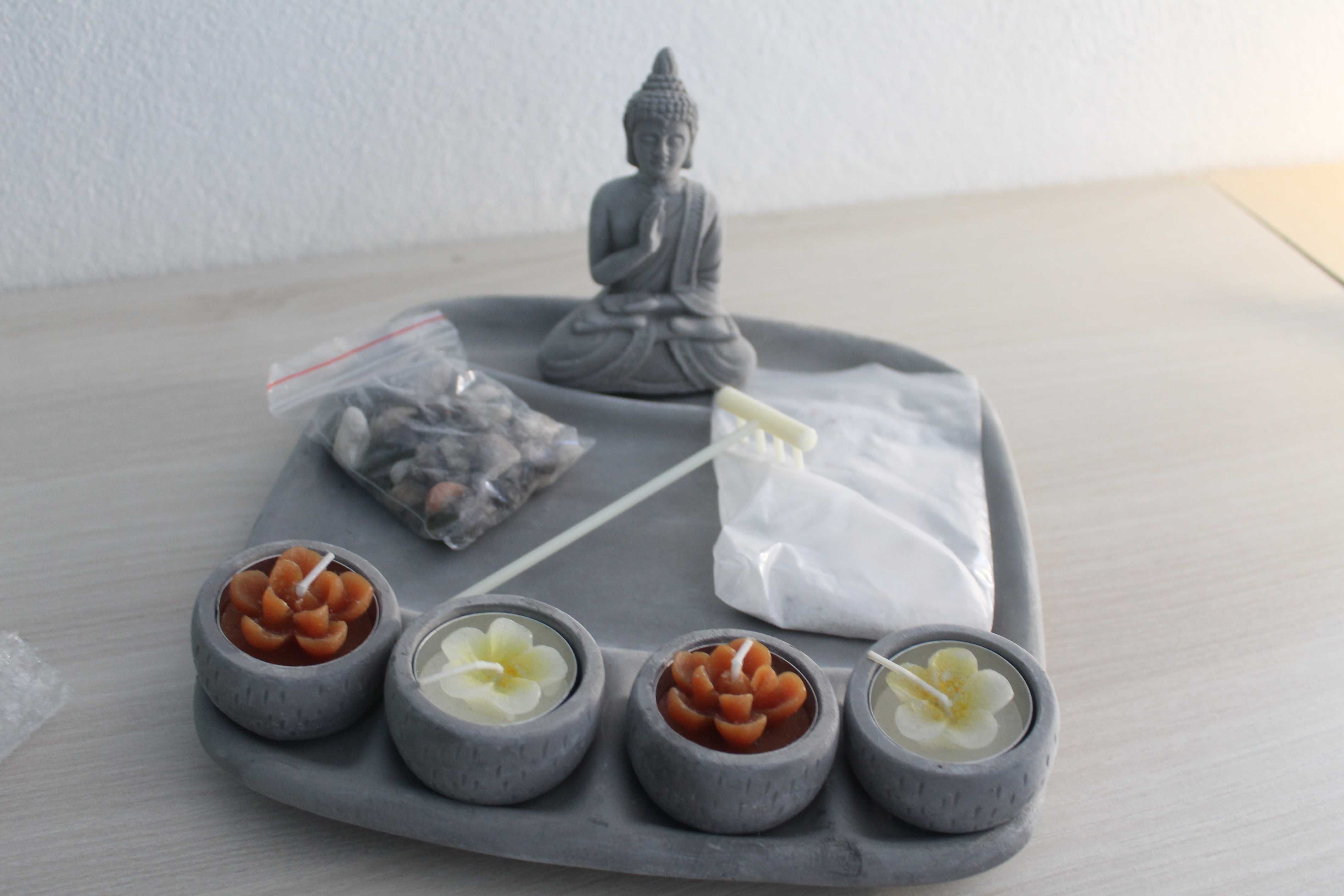 Jardin zen buda com velas e escultura