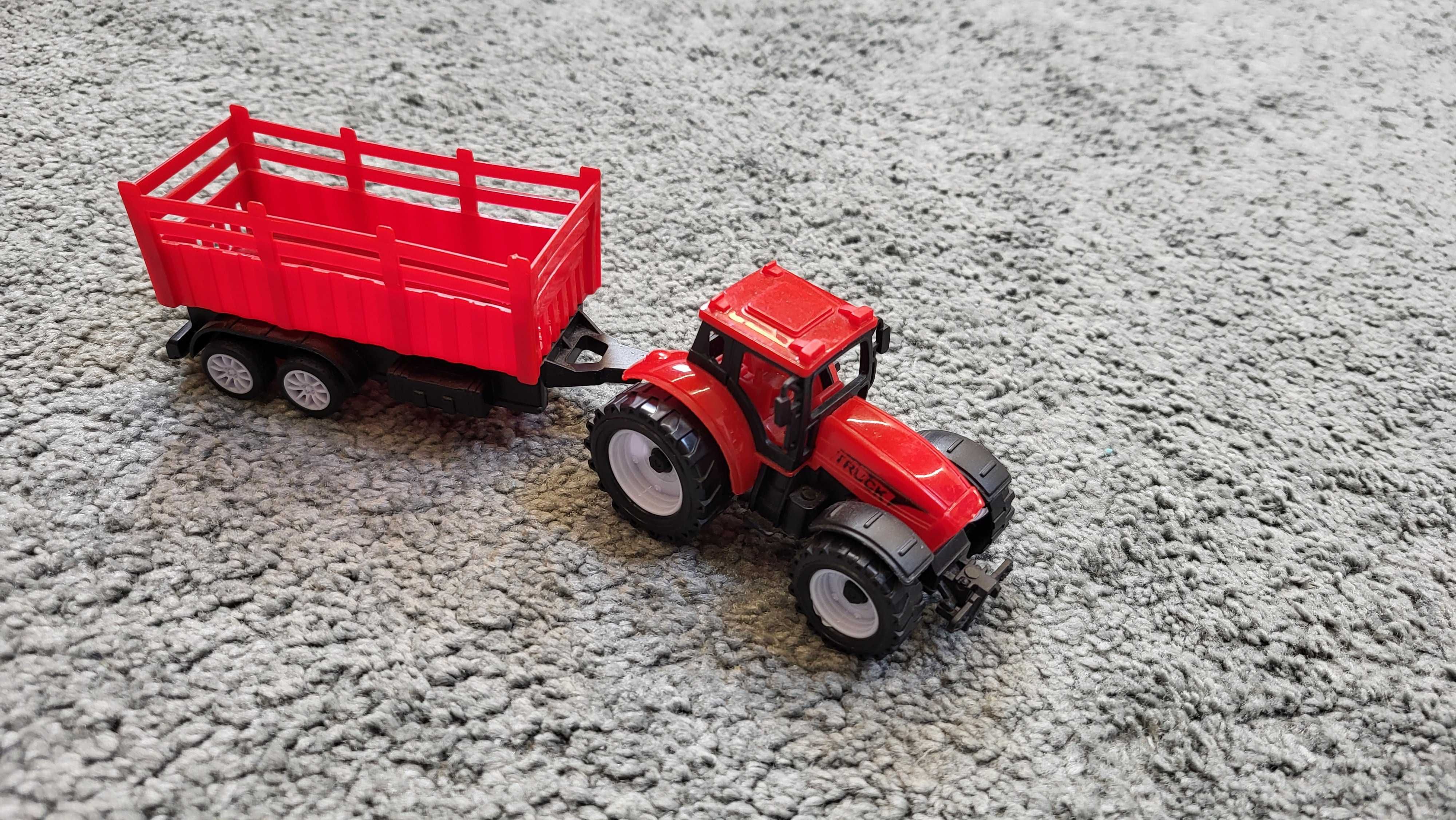 Czerwony traktor z przyczepą