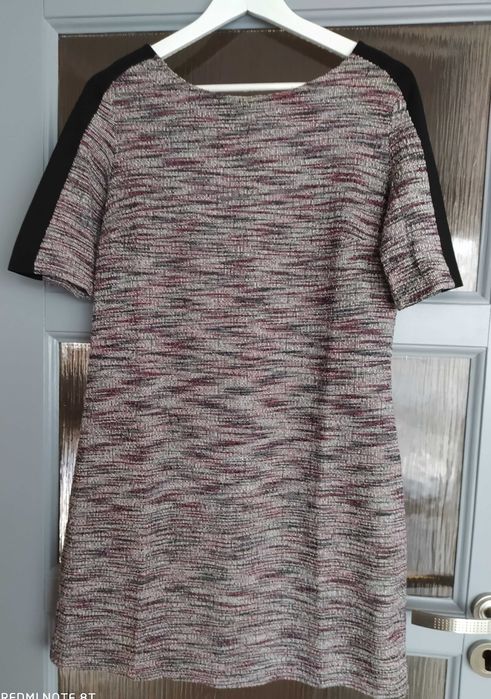 Sukienka z akcentami burgundu r.38