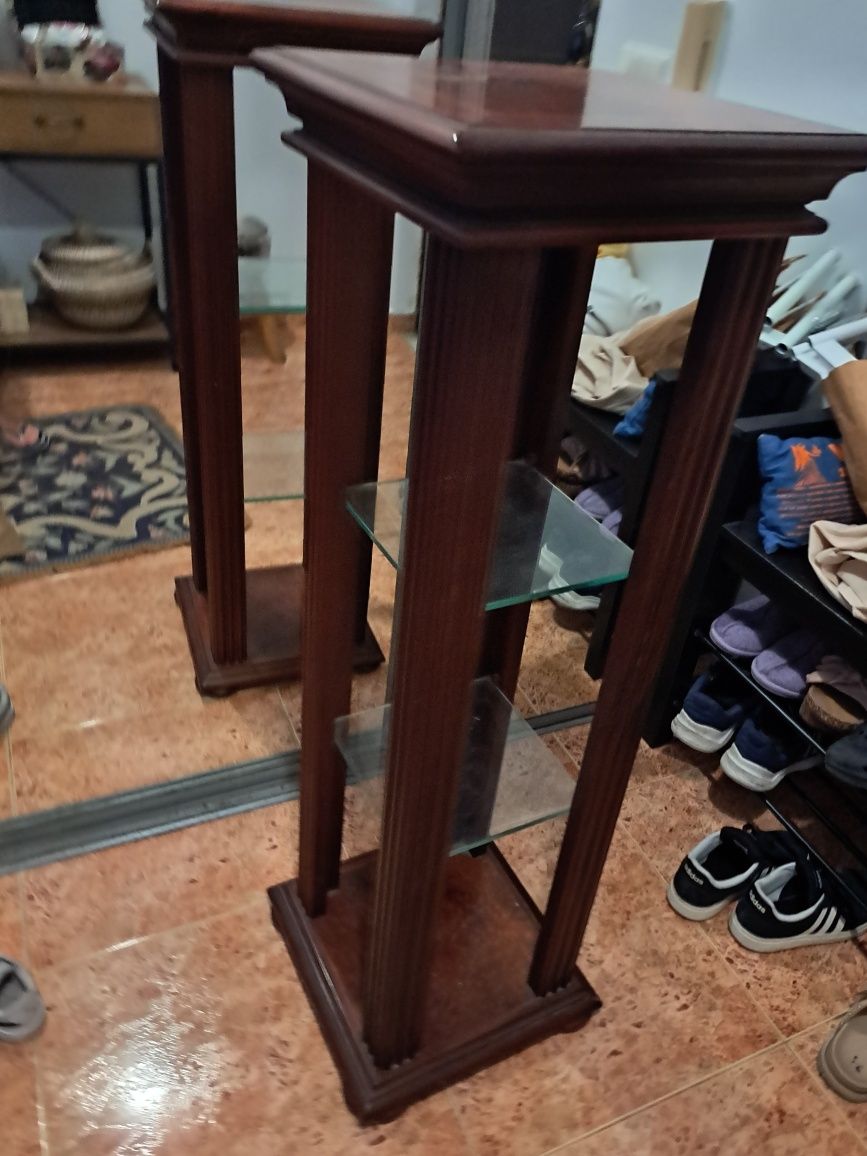 Coluna/mesa  de apoio em madeira