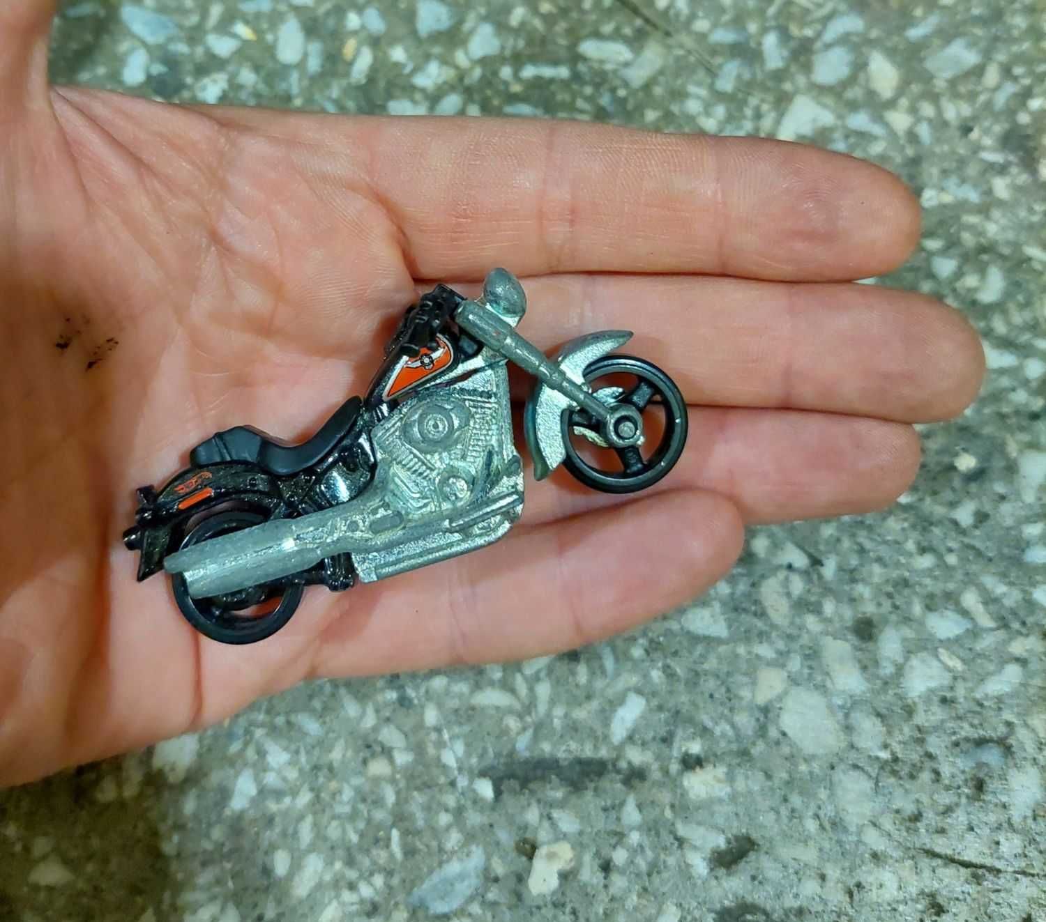 Metalowy Mini Cooper tabl. rejestracyjna YRP168J + gratis model motoru