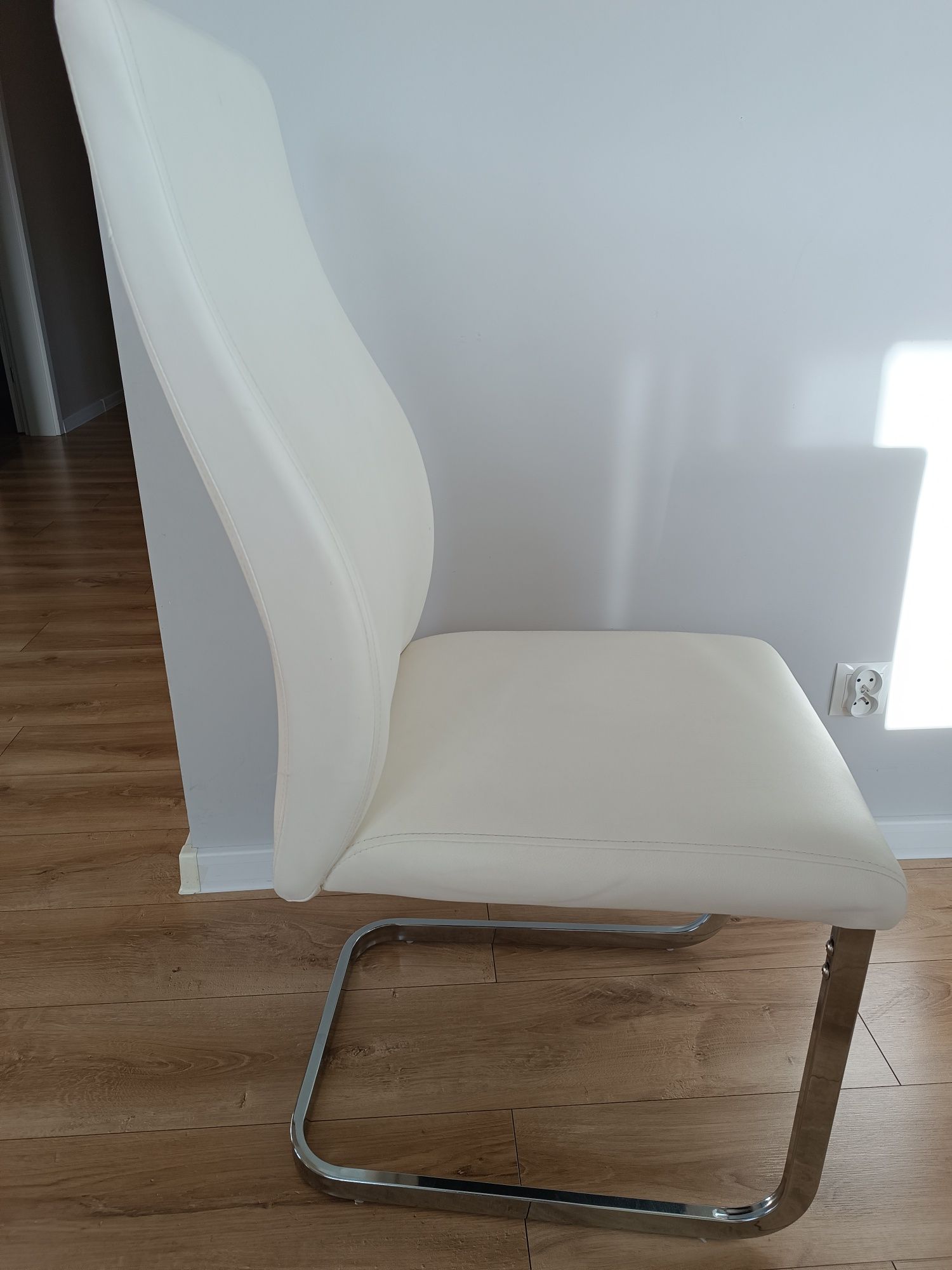 Krzesło, ekoskora białe