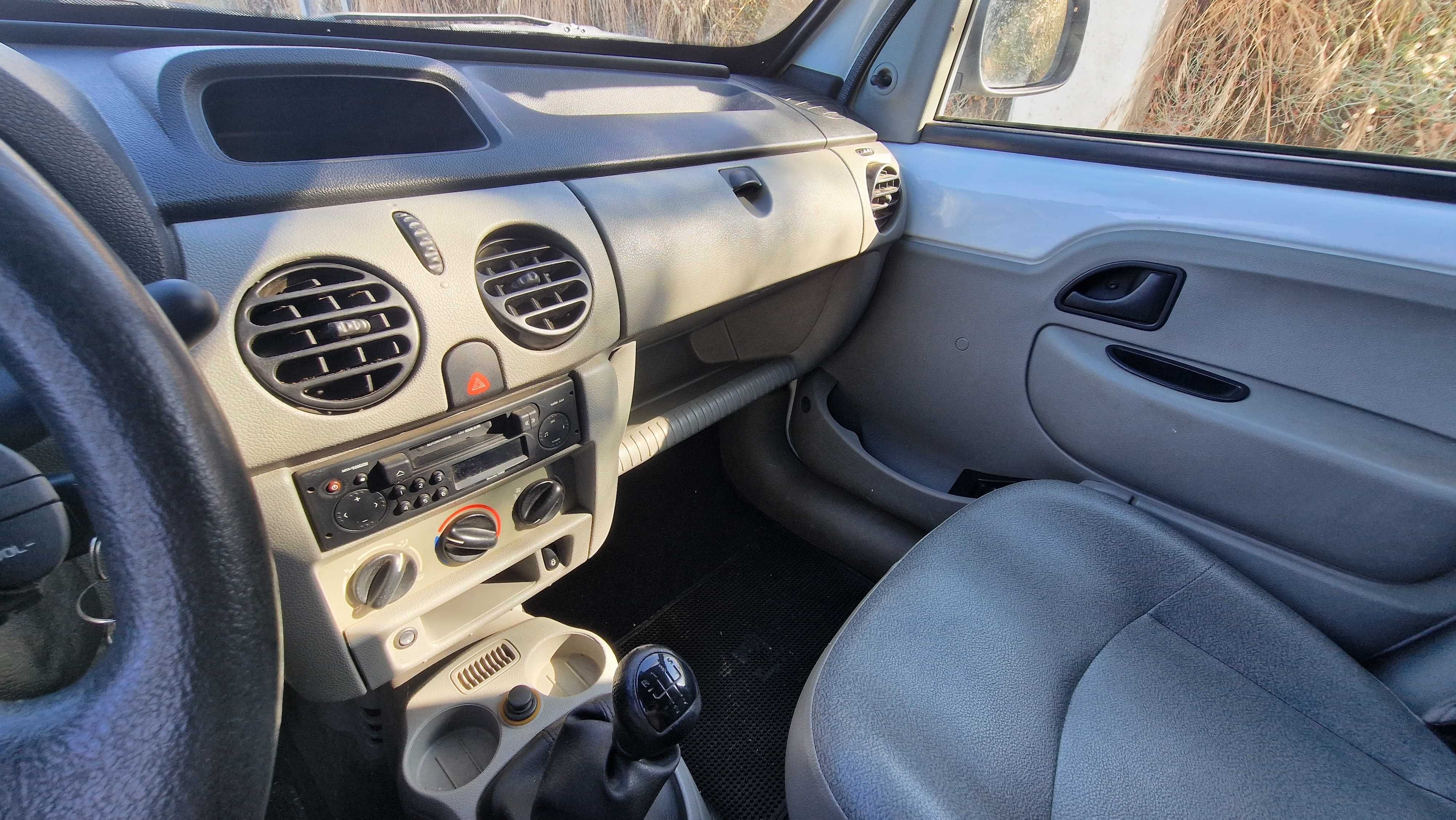 Renault Kangoo bem estimada