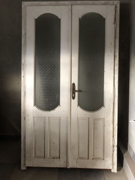 Двери междукомнатные , два комплекта , коричневые и белые