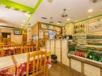 Restaurante situado junto à Praça Paiva Couceiro, na Rua Saraiva Lima.