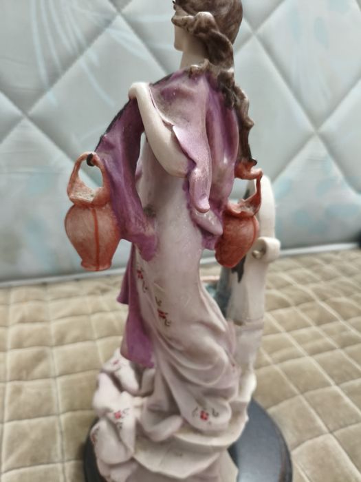 Estatueta em barro pintado