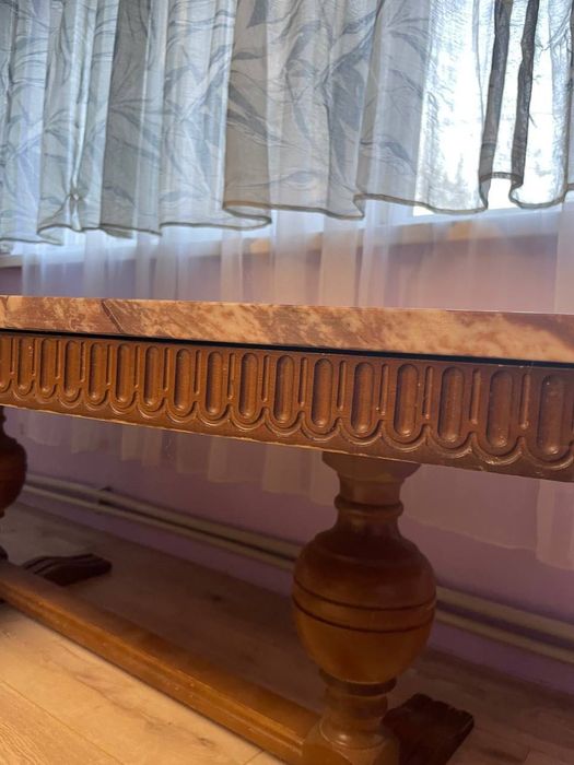 Стіл з мармуровою стільницею