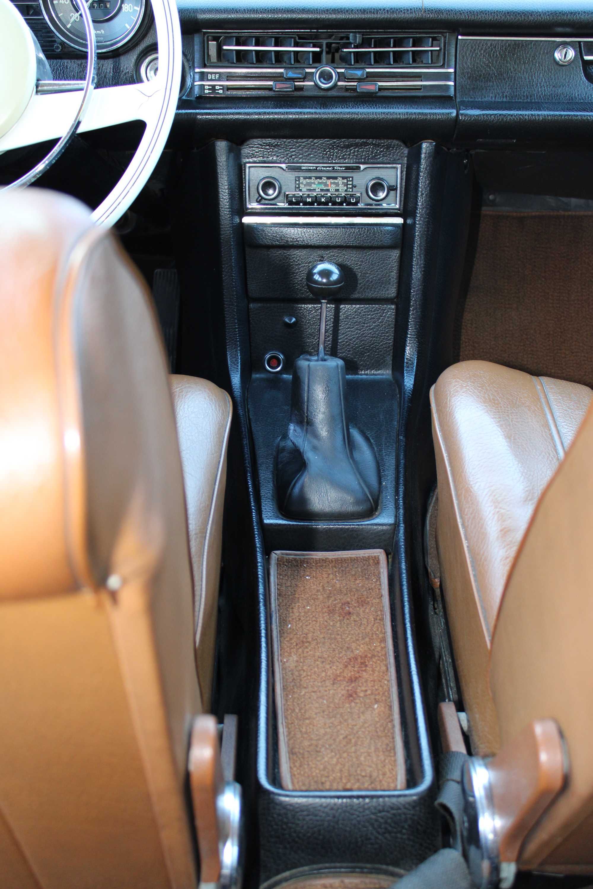 Mercedes-Benz W115/8 220