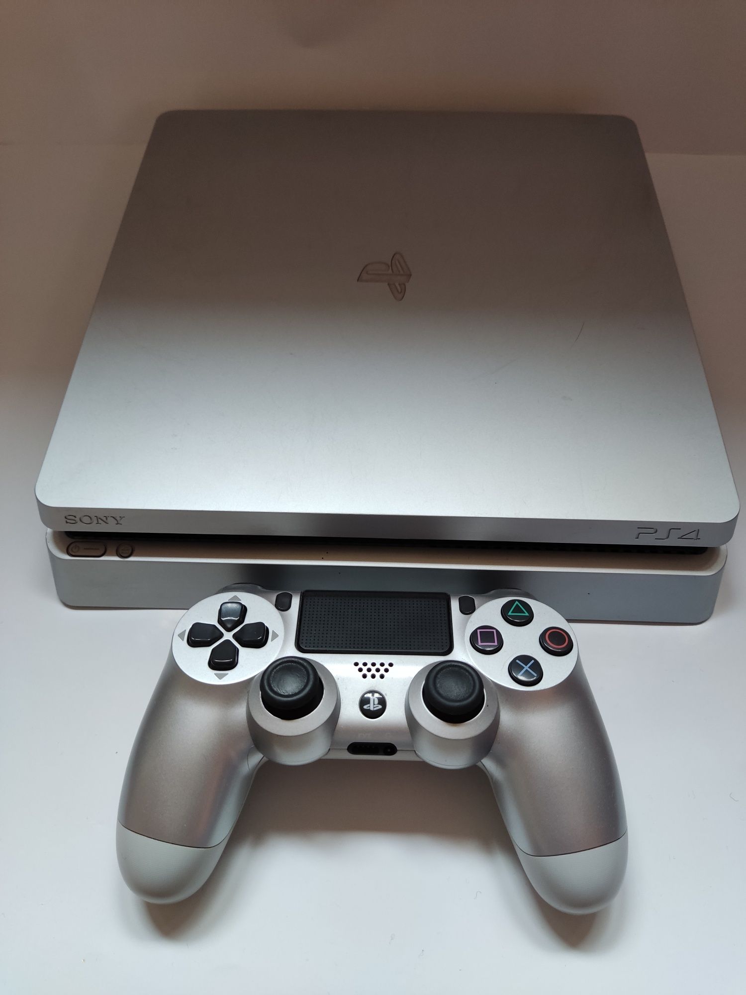 Konsola ps4 PlayStation 4 Silver Edition + pad,okabl. + GTA 5