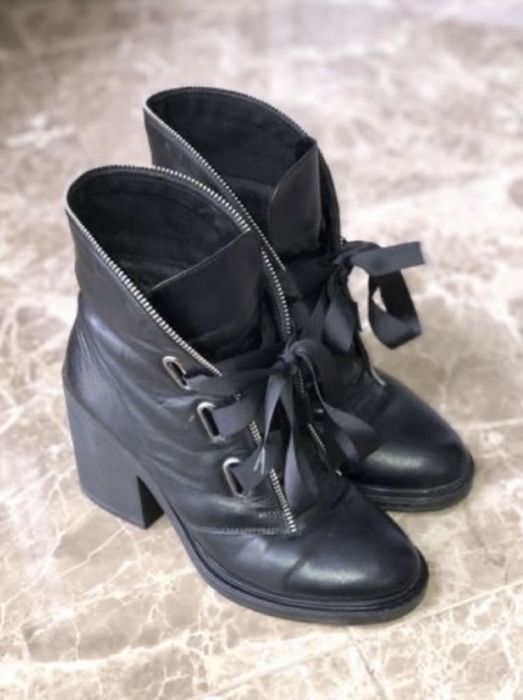 шкіряні сапожки на каблуку