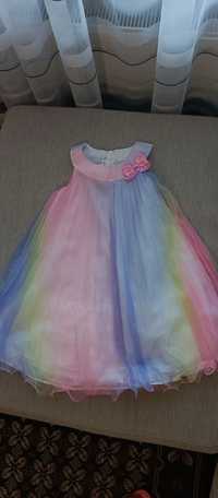 Кольорове плаття для дівчинки.