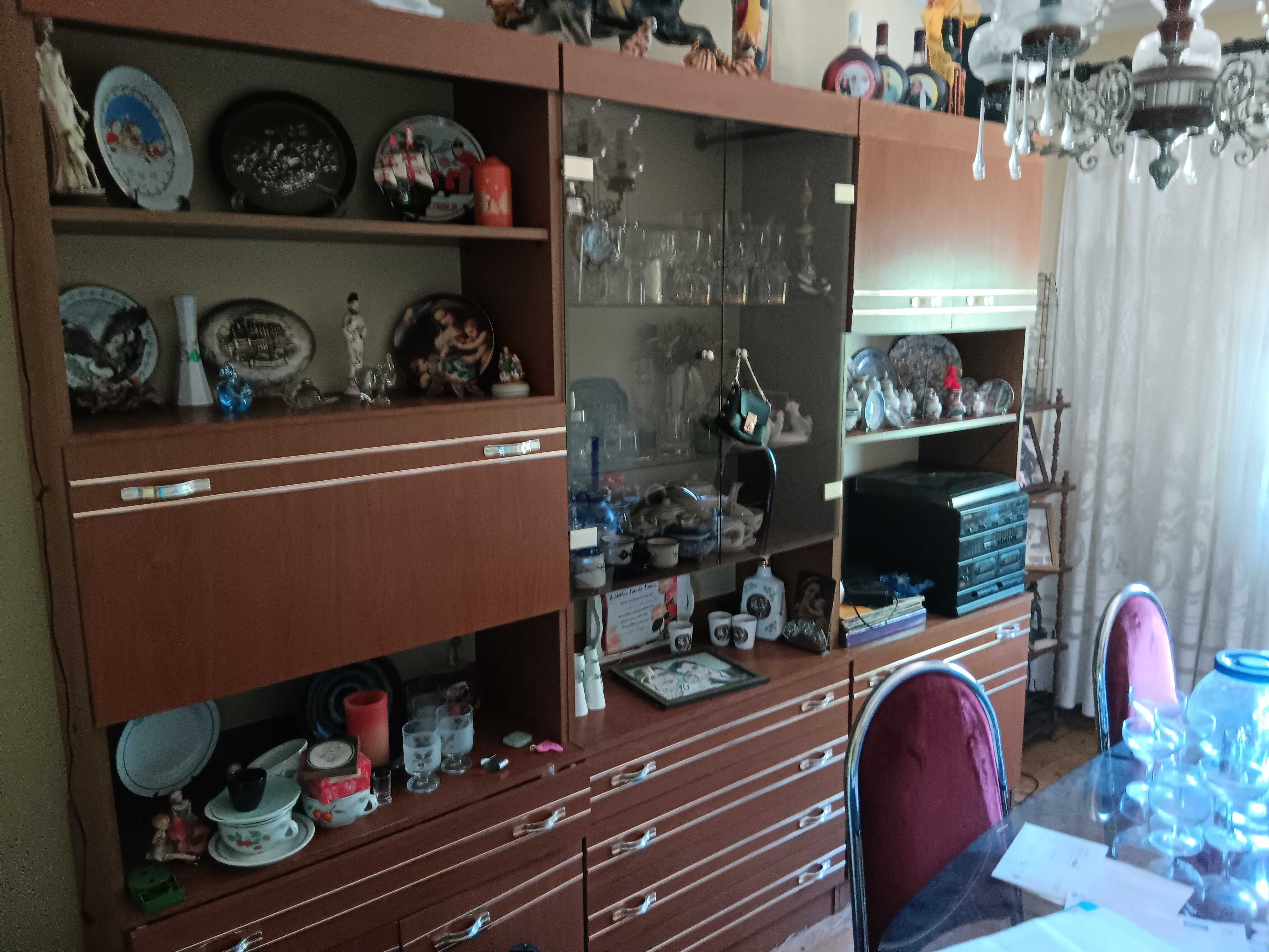Mobília de sala com móvel,mesa e cadeiras