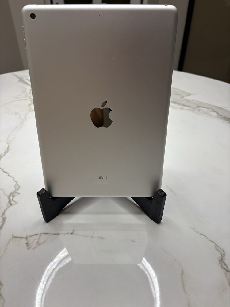 Продам iPad 9: А13, камери, Lightning, працює 10год.