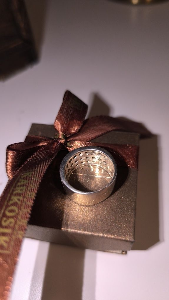Szeroka srebrna obrączka, pierścionek z cyrkoniami
