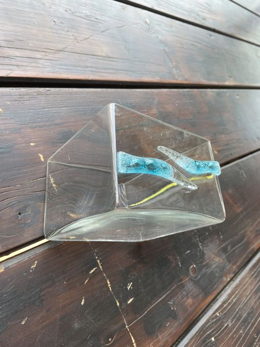 Kwadratowa szklana miska z elementwm dekoracyjnym